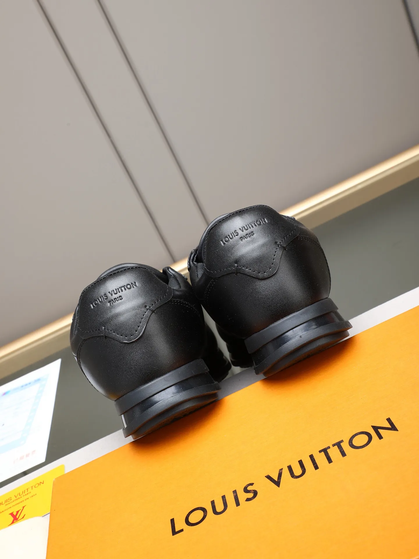 PP560 LV Louis Vuitton L Jialu Brand Runner Tatic Series Thick-soled Casual Sports Shoes Running Shoes Original purchase, development and production This LV Runner Tatic sports shoe combines technical materials such as mesh fabric and ribbons to interpret the inspiration of traditional mountaineering shoes. LV letters are written on one side, the lariat buckle of the quick lacing system is embellished with Monogram flowers and Louis Vuitton logos, and the light and wear-resistant rubber outsole completes the whole. ▪️Fabric: Original imported cowhide + mesh ▪️Inner lining: Original customized breathable mesh ▪️Sole: Original open-molded anti-slip rubber combination material ▪️Size: Men's 38-44 (customized for 45 and 46)